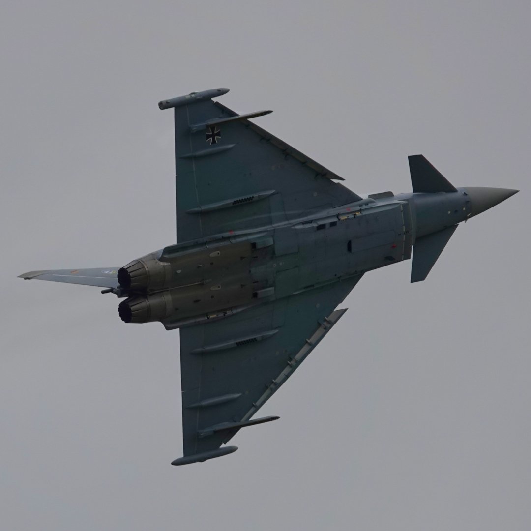 Michaelflying28's tweet photo. German Air Force EF-2000 Typhoon 30+69 displaying at RIAT 24.

#riat #raffairford #airtattoo #riat24 #luftwaffe #germanairforce #bundeswehrkarriere #bundeswehr #wirdienendeutschland #teamluftwaffe #typhoon #eurofightertyphoon #typhooneurofighter #eurofighter #ef2000 https://t.co/agKDzxEet2