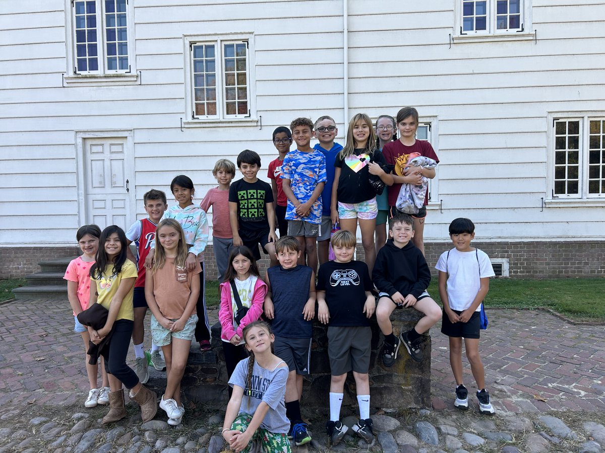 4th Grade's field trip to Pennsbury Manor today! They study Pennsylvania in their social studies unit and then get to see their studies come to life 🔔