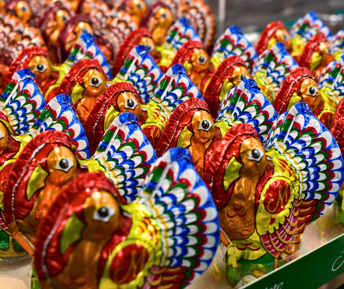 FredricksHM's tweet image. Crisp leaves and sweet treats! 🍁🍫 Enjoy the best of fall with delicious sweets 😋

#hallmarkeats #fredrickshallmark #fallcandy #sweets #candy #caramelapple #candycorn #hallmark #candyshop #autumn #fallingleaves #falltrees #fallinwisconsin #giftideas #newcandy #halloweencandy