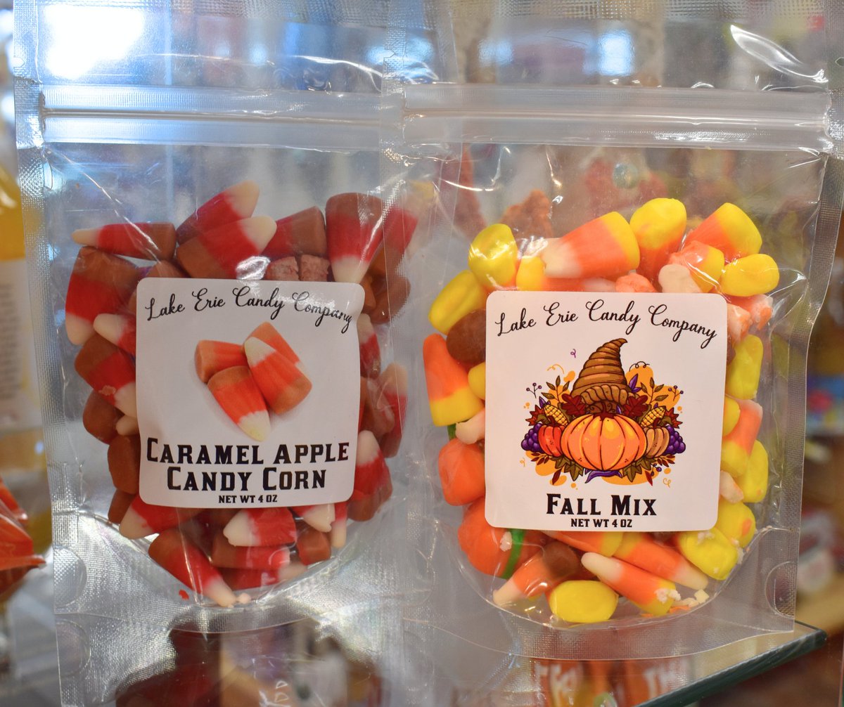 FredricksHM's tweet image. Crisp leaves and sweet treats! 🍁🍫 Enjoy the best of fall with delicious sweets 😋

#hallmarkeats #fredrickshallmark #fallcandy #sweets #candy #caramelapple #candycorn #hallmark #candyshop #autumn #fallingleaves #falltrees #fallinwisconsin #giftideas #newcandy #halloweencandy