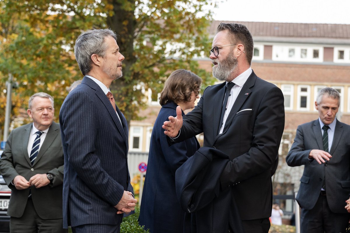 Sonst bin ich eher nicht schüchtern, aber wenn ich plötzlich vor „meinem“ König und „meiner“ Königin stehe, dann klopft mein dänisches Herz ein paar Takte zu schnell. Ich werde Tage brauchen um mein Lächeln aus dem Gesicht zu bekommen.
Fotos Staatskanzlei / Frank Peter
#danmark