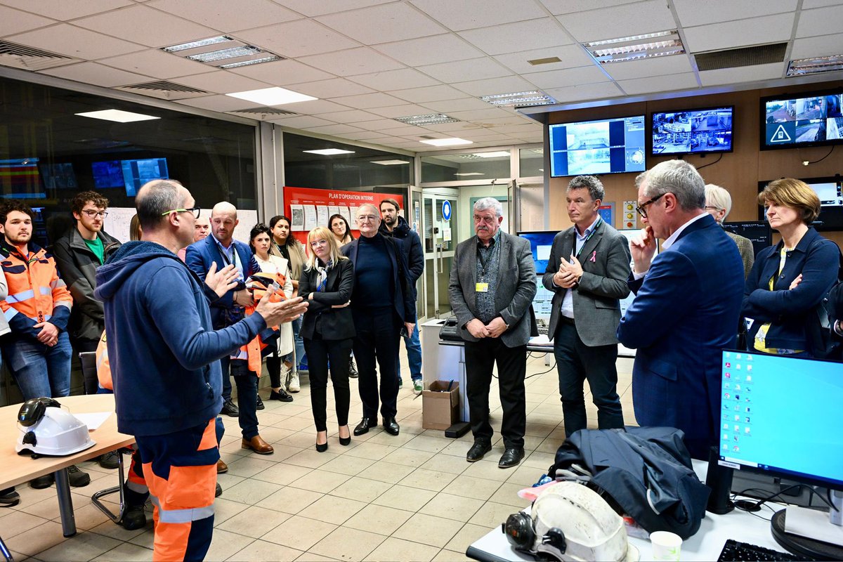 Franck_LEROY_'s tweet photo. Aujourd'hui, je suis allé à la rencontre des salariés de la centrale Emile Huchet, aux côtés de la direction de Gazel Énergie et des élus locaux.

Je souhaite rassurer les salariés : nous serons à vos côtés jusqu’au bout. Notre objectif : aider à conserver vos emplois ! 

Parce que je n’oublie pas qu’à la réouverture de la centrale, vous avez tous répondu présents !

La @regiongrandest est pleinement engagée dans la reconversion de la centrale. Parce que l’avenir industriel de Saint-Avold, c’est l’avenir énergétique de la Région, de la France et de l’Europe.

La Région, en partenariat avec les élus locaux, continuera d'accompagner ce projet pour en faire un modèle de réussite.
