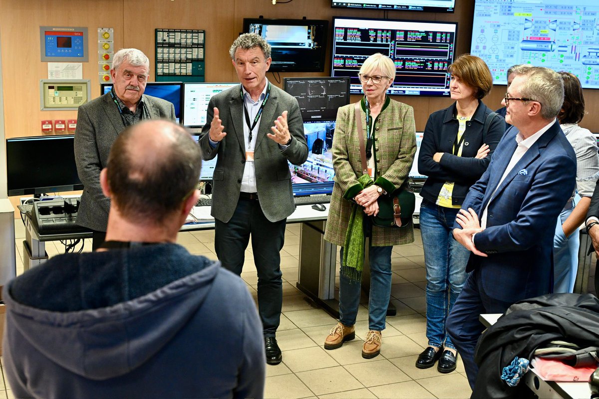 Franck_LEROY_'s tweet photo. Aujourd'hui, je suis allé à la rencontre des salariés de la centrale Emile Huchet, aux côtés de la direction de Gazel Énergie et des élus locaux.

Je souhaite rassurer les salariés : nous serons à vos côtés jusqu’au bout. Notre objectif : aider à conserver vos emplois ! 

Parce que je n’oublie pas qu’à la réouverture de la centrale, vous avez tous répondu présents !

La @regiongrandest est pleinement engagée dans la reconversion de la centrale. Parce que l’avenir industriel de Saint-Avold, c’est l’avenir énergétique de la Région, de la France et de l’Europe.

La Région, en partenariat avec les élus locaux, continuera d'accompagner ce projet pour en faire un modèle de réussite.
