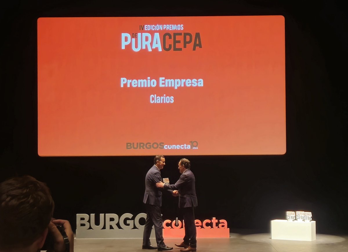 burgosconecta's tweet photo. En el ámbito empresarial el Premio Pura Cepa es para Clarios con motivo de su cincuenta aniversario. Desde su inauguración en el año 1974, la planta de Burgos ha superado la producción de 170 millones de baterías, celebrando medio siglo de excelencia e innovación gracias al compromiso de sus más de 300 trabajadores del centro.
Entrega el premio David Márquez, de @ibercaja, a Eduardo Quintanar, director general de @ClariosGlobal en Burgos.