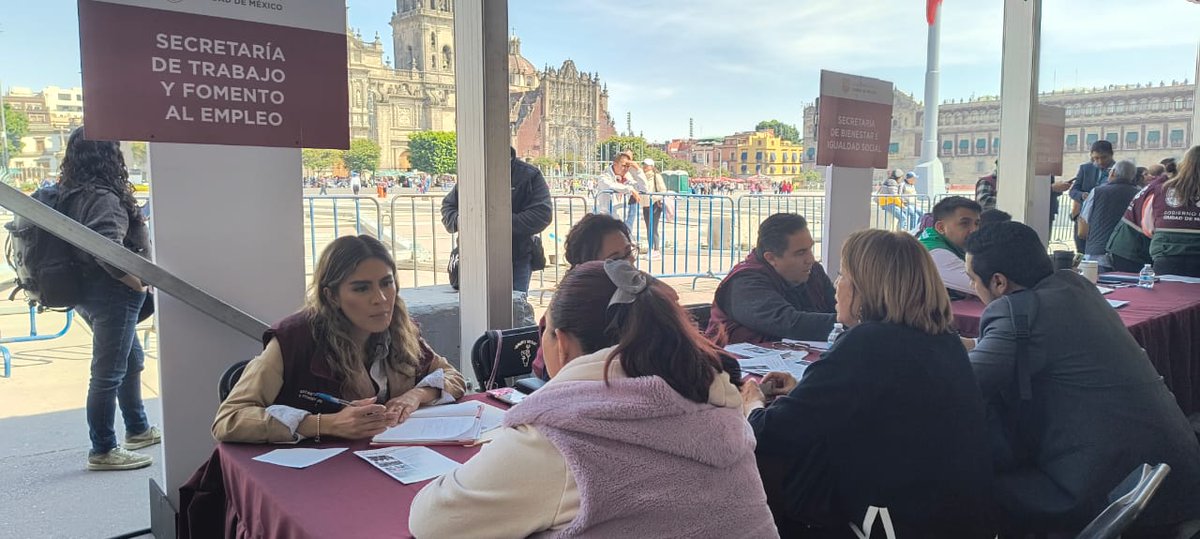 Participación Ciudadana presente en las #audiendiaspúblicas de cada martes en el #zocalocdmx para atenderte con la mejor actitud, dónde encontras mesas de atención de diversas instituciones, aquí podrás hacer, gestiones, trámites y propuestas.

#CapitalDeLaTransformación