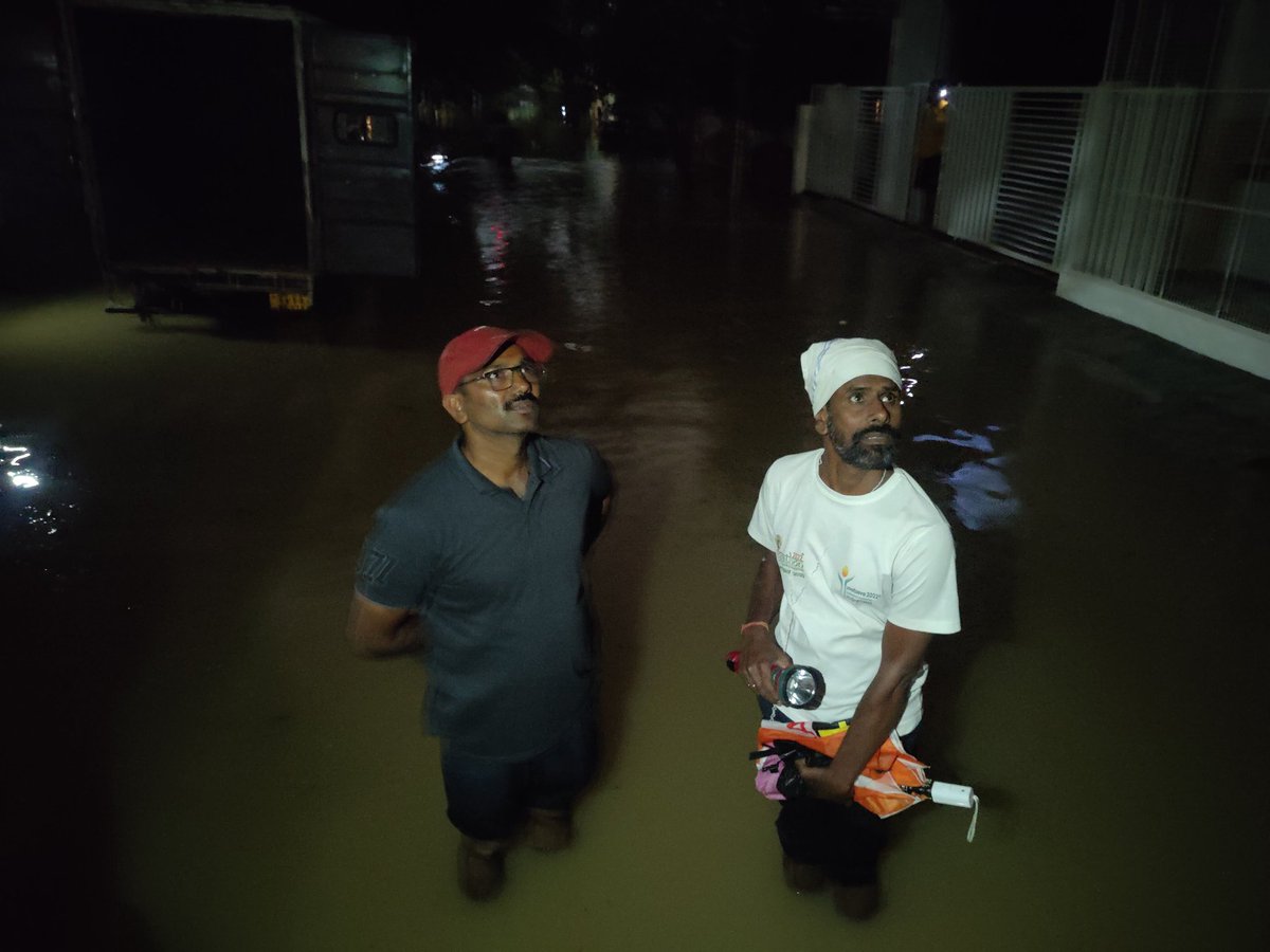 _karthik7_'s tweet photo. Rastriya Swayamsevak Sangh (RSS) karyakartas are still on ground as of 11:20PM, flood relief and rescue operations underway. Milk, bread, water cans and other essentials are being distributed, while the elderly are being relocated to a safer location. https://t.co/GcCduPmzya