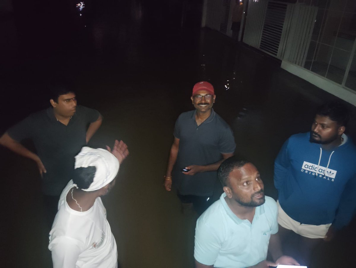 _karthik7_'s tweet photo. Rastriya Swayamsevak Sangh (RSS) karyakartas are still on ground as of 11:20PM, flood relief and rescue operations underway. Milk, bread, water cans and other essentials are being distributed, while the elderly are being relocated to a safer location. https://t.co/GcCduPmzya