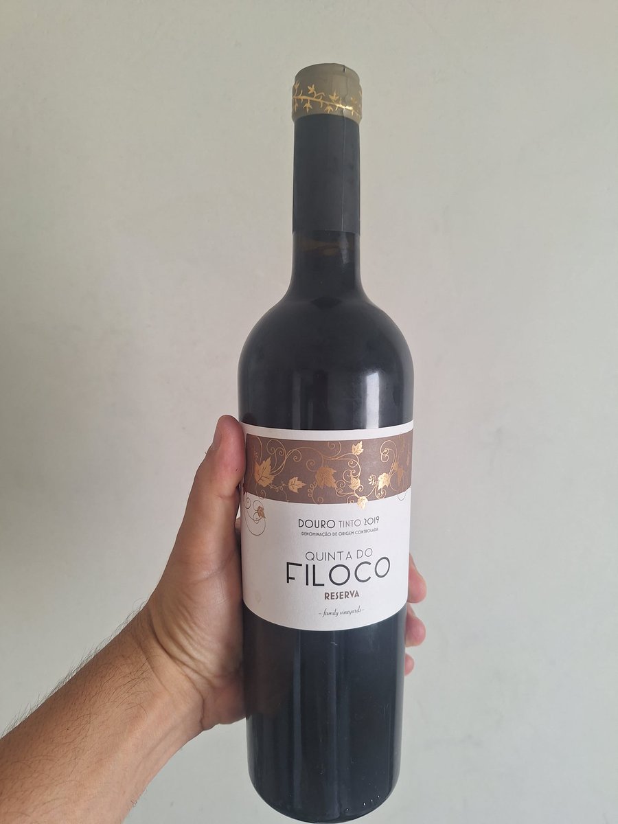 TrigueiroPedro's tweet photo. #vinhamento Aquele #tinto #douro 3 castas básico que veste bem com qlq bacalhau com broa ou pernil assado. N compromete, mas tb 1º q m lembre do nome, escolhe-se outra garrafa. É quase como bandas de rock de betos. Trocamo-nos nos nomes pq são todas iguais. Tá, #filoco. https://t.co/ajhHE5MpPF