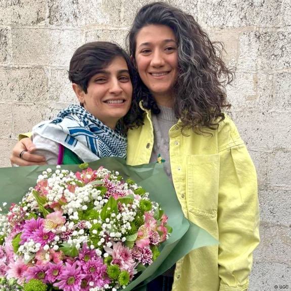 جای خبرنگار زندان نیست، همان‌طور که جای چراغ کف رودخانه نیست.
ضمیرهای روشن را نمی‌توان خاموش کرد.
وظیفه را نباید از معنا خالی کرد.
هرچقدر هم که قلم آزاد باشد مهم نیست، وقتی صاحبان قدرت در احاطه‌ی اخلاق و خرد عمل کنند.
 #الهه_نیلوفر_آزادی