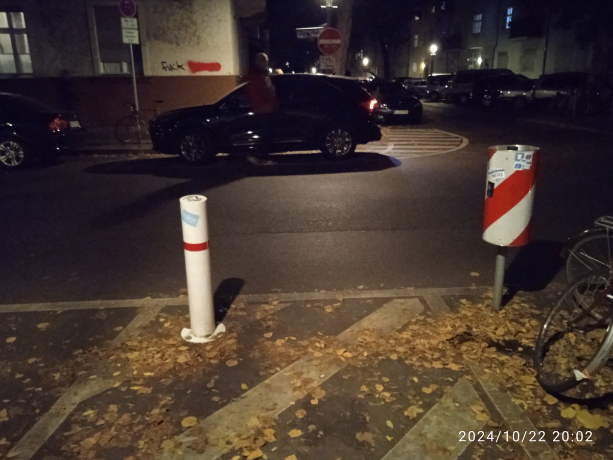 neuzugang19's tweet image. Sperrfläche, 5 Meterbereich ,  Bordsteinabsenkung Gehweghilfe Geyger/Donaustraße. Wieder dagegen gelaufen . Wir warten immer noch auf die wieder eingesetzten  Poller .  @derjochen @martinhikel @BerlinNkl #SGA Und @MehrKiezRixdorf sind die #Modalfilter an der Schule schon gesetzt?
