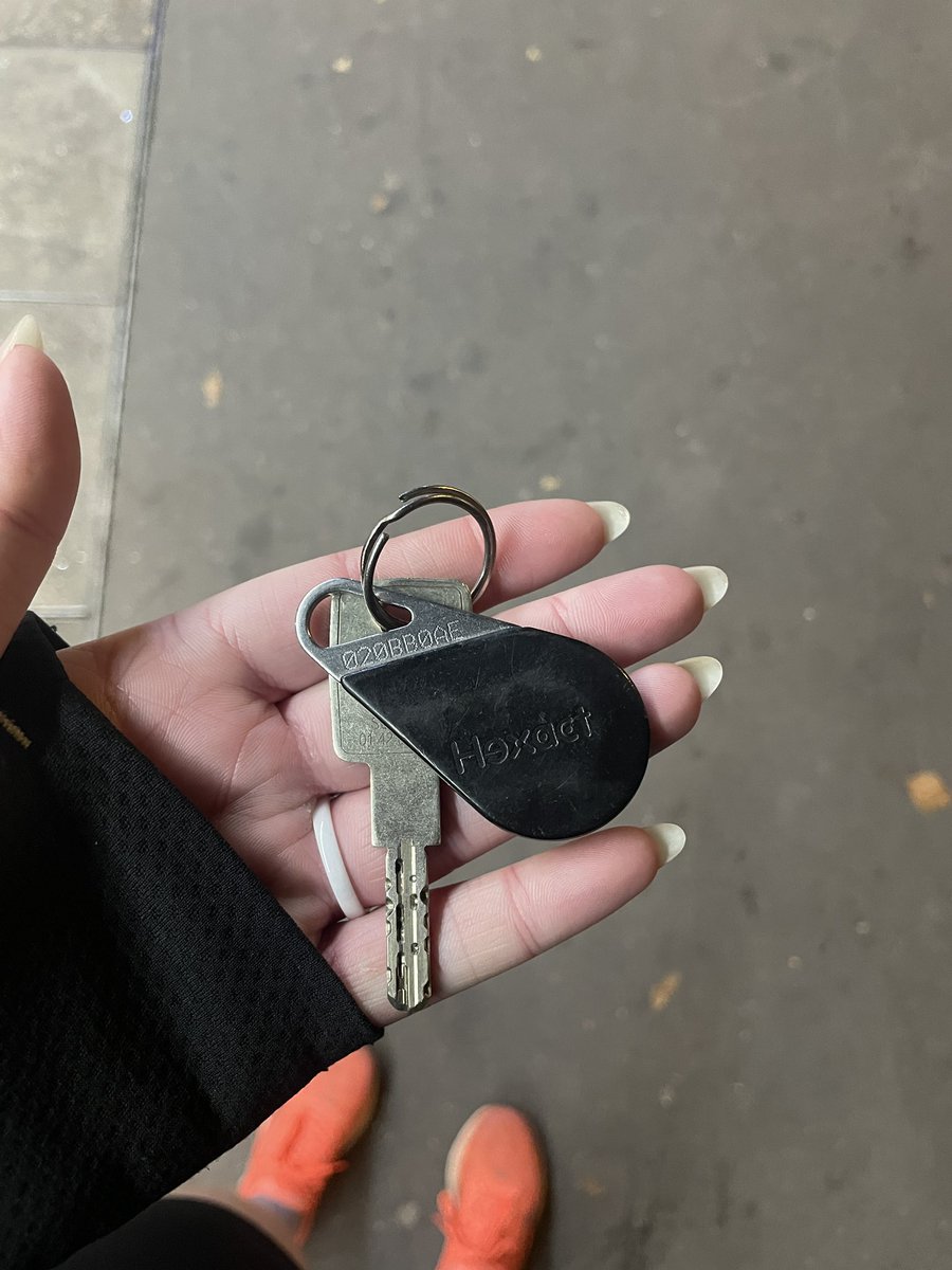 Emmymolette__'s tweet photo. J’ai trouvé des clefs par terre en face du 180 quai de Jemmapes ce soir 

Je vais les déposer dans la semaine à un commissariat mais en attendant je pose ça là, ça peut aider 🤷
#paris10 https://t.co/LplsLm9bS9