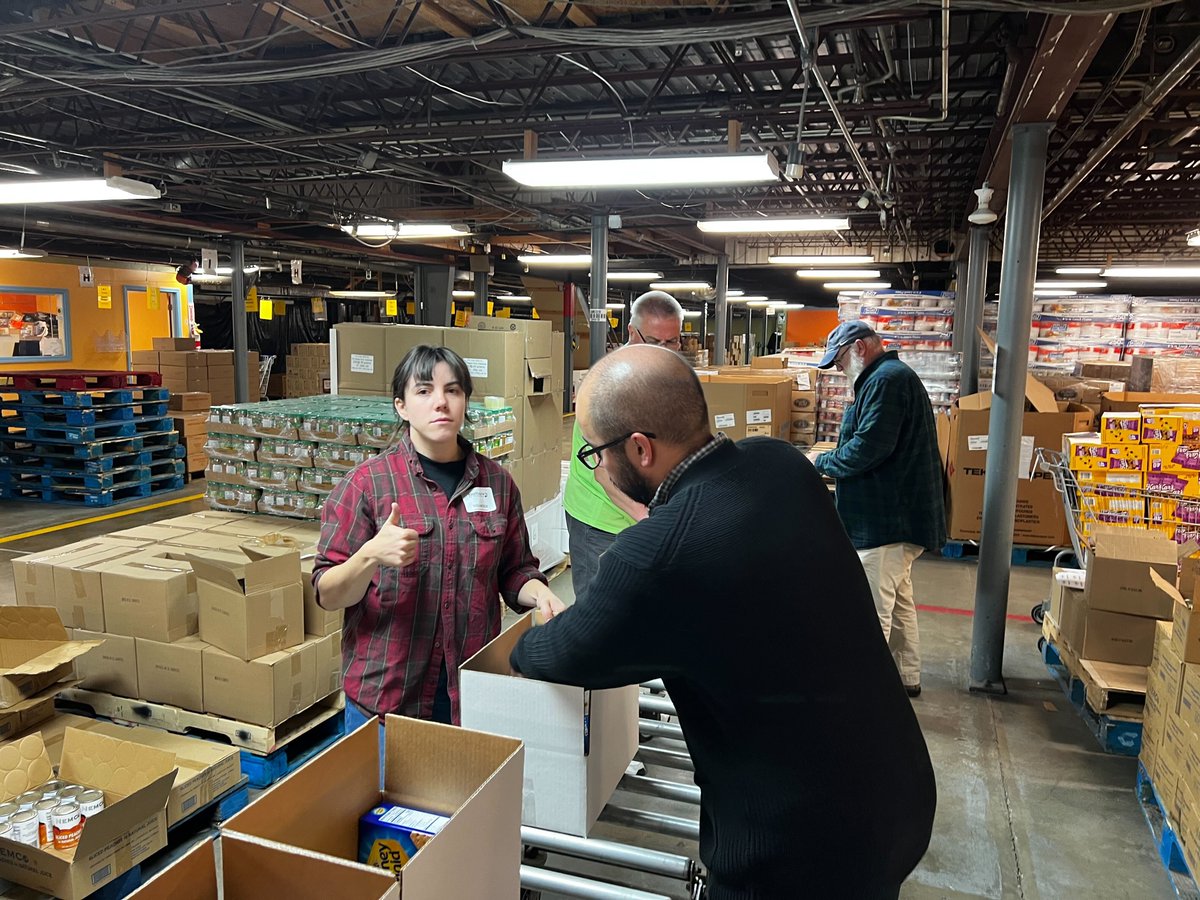UNDPress's tweet photo. Many thanks to @FoodBkNIndiana for allowing us to volunteer! We were thrilled to be able to help our community. https://t.co/sJ1E7FDXwa