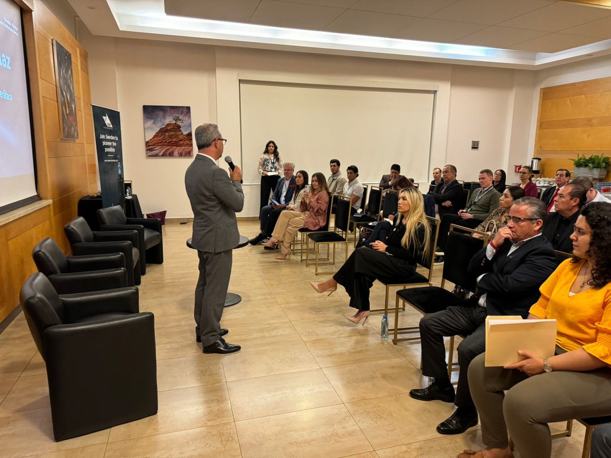 Asistí al seminario de Business Sweden y SEDESU sobre innovación en los sectores energético, automotriz y de inversión en Querétaro. Agradezco al Mtro. Genaro Montes y a Johan Karlberg por su visión para fortalecer los lazos comerciales 🇲🇽🤝🇸🇪. #Innovación #Energía