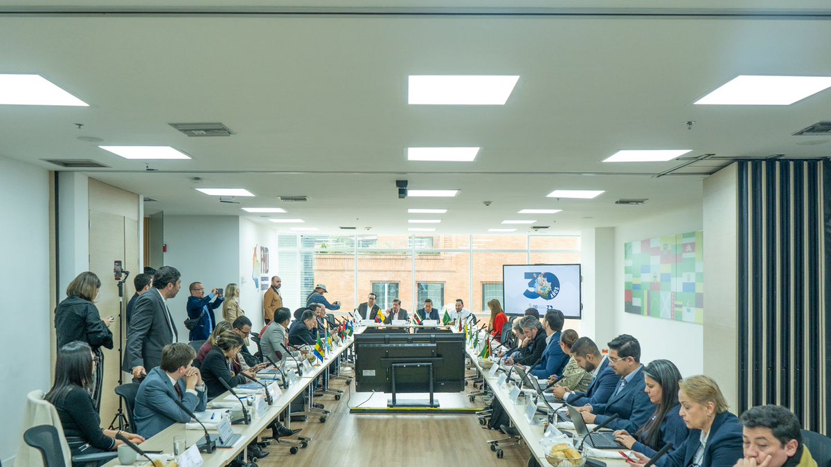 FNDCol's tweet photo. #AEstaHora inicia encuentro del ministro del Interior, @CristoBustos @MinInterior y los gobernadores de Colombia, para discutir las reformas legislativas en curso y el acuerdo nacional impulsado por el gobierno. El encuentro es liderado por nuestro presidente @GobBoyaca, @CarlosAmayaR, nuestro vicepresidente @PatinoJuanD @Gob_Risaralda y nuestro director ejecutivo @DidierTaveraA.