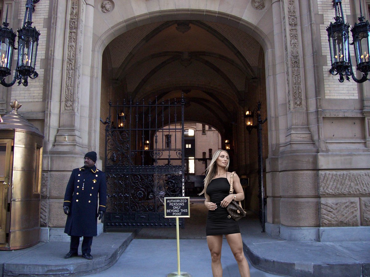 SoLetItBeDone's tweet photo. Impromptu vacay in #NYC. It's nice and sunny but don't worry. I packed a coat because I have a feeling it's going to get a little chilly tonight. Speaking of chilly, this is a cool building! I wonder what's inside? Maybe I'll come back tonight and see what's hoppin'. https://t.co/55pYVBihjr