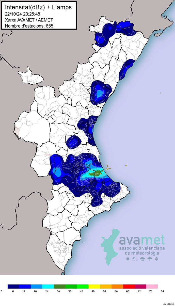 En dies com hui que no tenim disponibles els radars meteorològics, bona és la xarxa de MXO per a detectar on està plovent en cada moment i amb quina intensitat. Veiem que els ruixats s'estan generalitzant cap al sud de València i nord d'Alacant, sobretot en comarques com La Safor