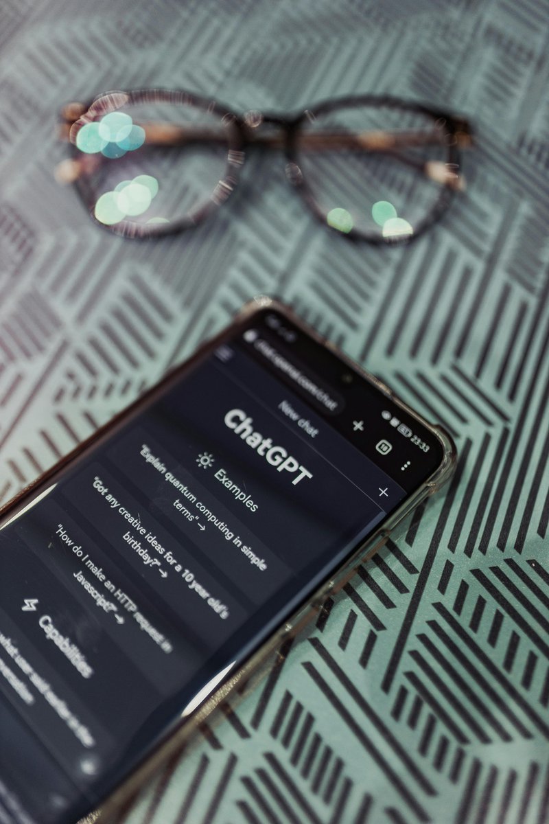 CodeByPoonam's tweet photo. I'm shocked by how many people use pointless apps on their smartphones.

Here are 8 secret apps you might not know https://t.co/SQTrDnHp3p