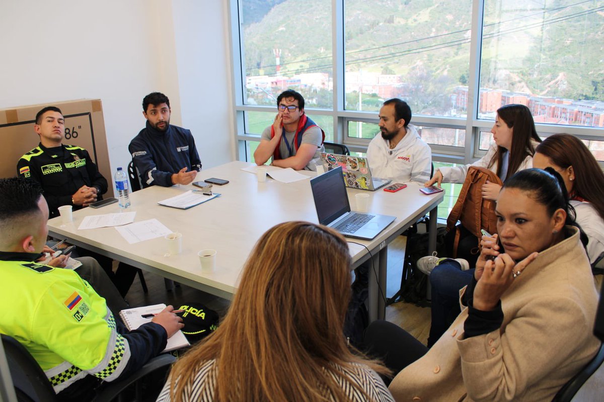 Isabelhortua_'s tweet photo. Desde nuestro Consejo Local de Seguridad seguimos trabajando, de manera articulada, con todo nuestro equipo de la @UsmeAlcaldia, las entidades de @Bogota, @PoliciaBogota y @personeriabta para lograr que #UsmeCamineSegura.

¡No vamos a parar! 🫡💛❤️ https://t.co/4sn3sRVSE7