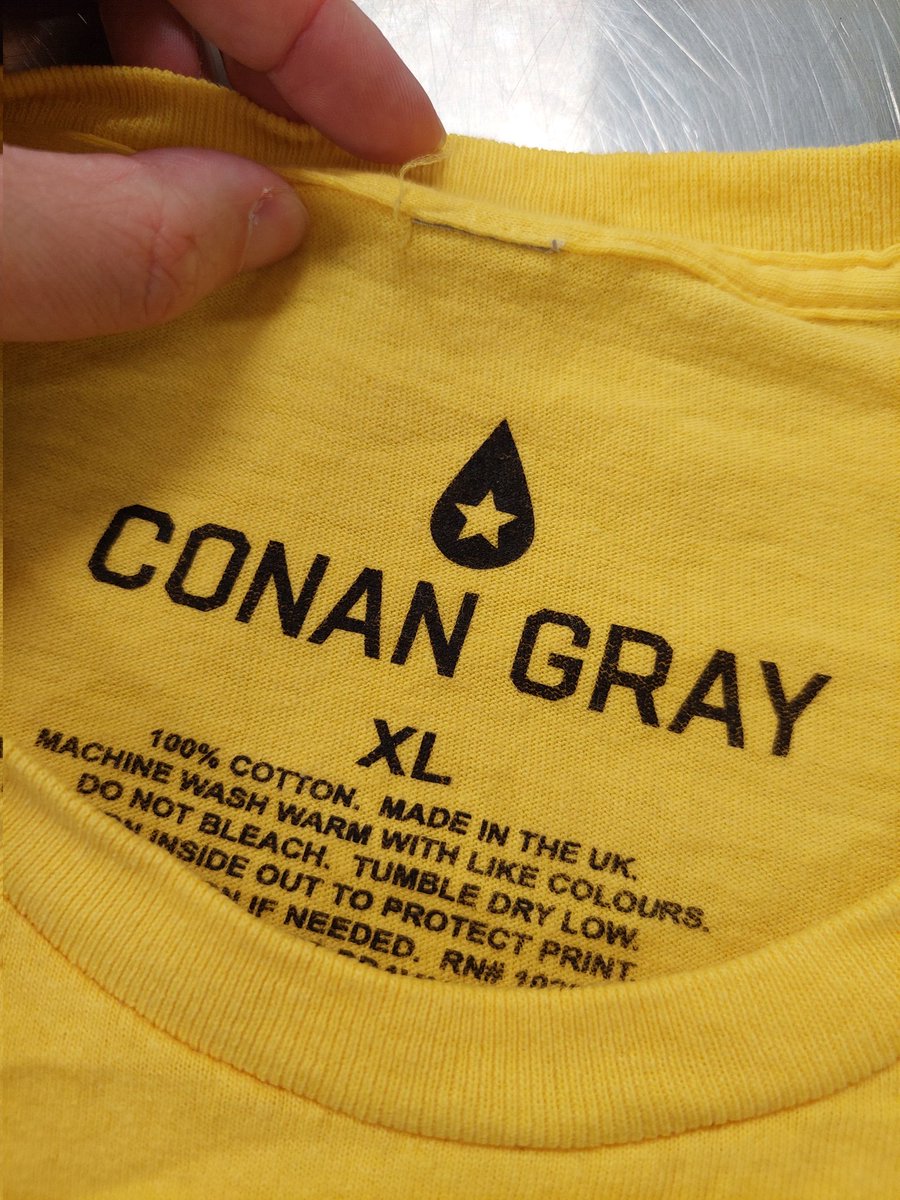 Redeemer_92's tweet photo. OH. MY. GOOOOOODDDD.
@conangray here I am, casually washing my NES shirt, daydreaming about next month seeing your show in London, thinking about how FH merch has the tags cut out like the People Watching lyrics 'cut people out like tags on my clothing' and I looked down- GENIUS! https://t.co/2zAaJYKoPt