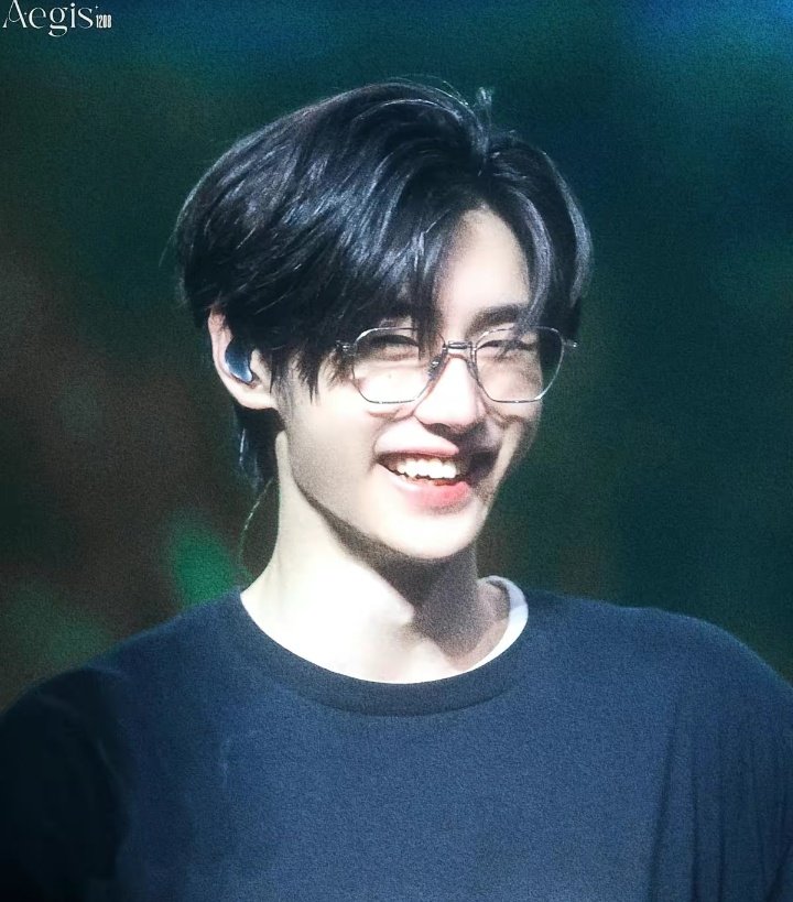 his smile just light up this whole town 🙁