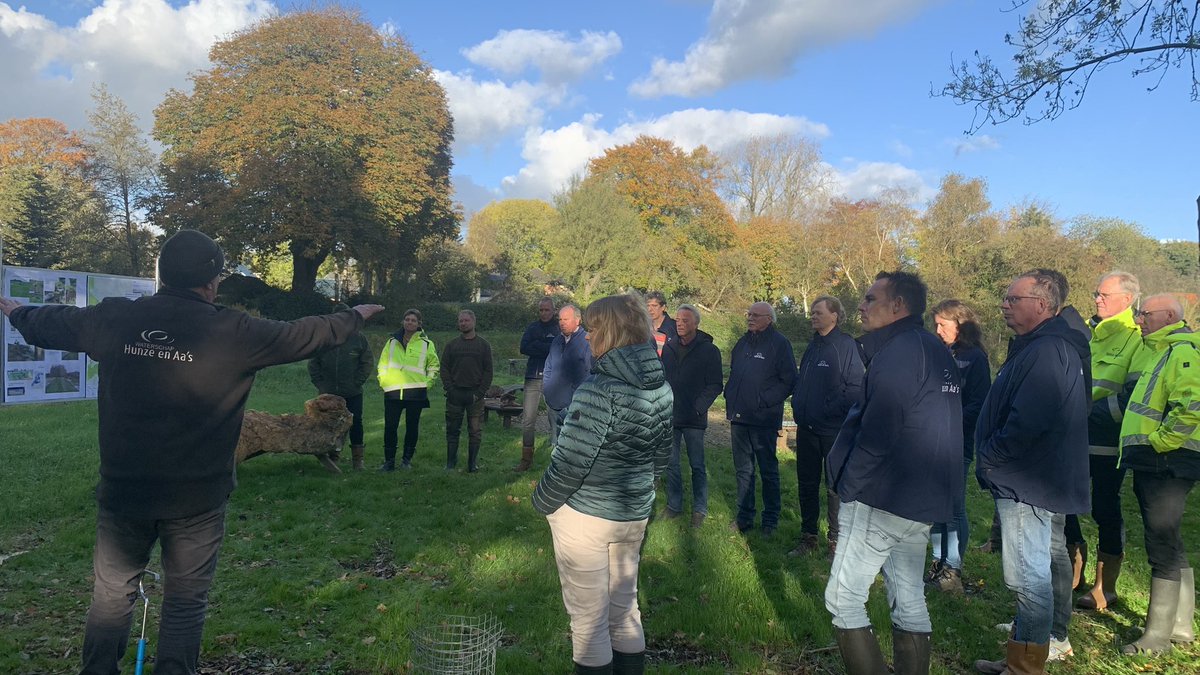 Tijdens een flitsexcursie bij de Hunze wordt het algemeen bestuur bijgepraat over muskusratten, beverratten en bevers. #waterveiligheid