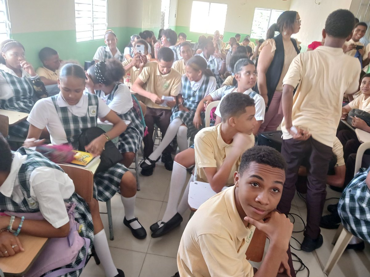 joboipla's tweet photo. Alumnos de bachillerato de San Cristóbal, Rep Dominicana preparados para conocer los Versos para América Latina https://t.co/IQIWdrNm3x