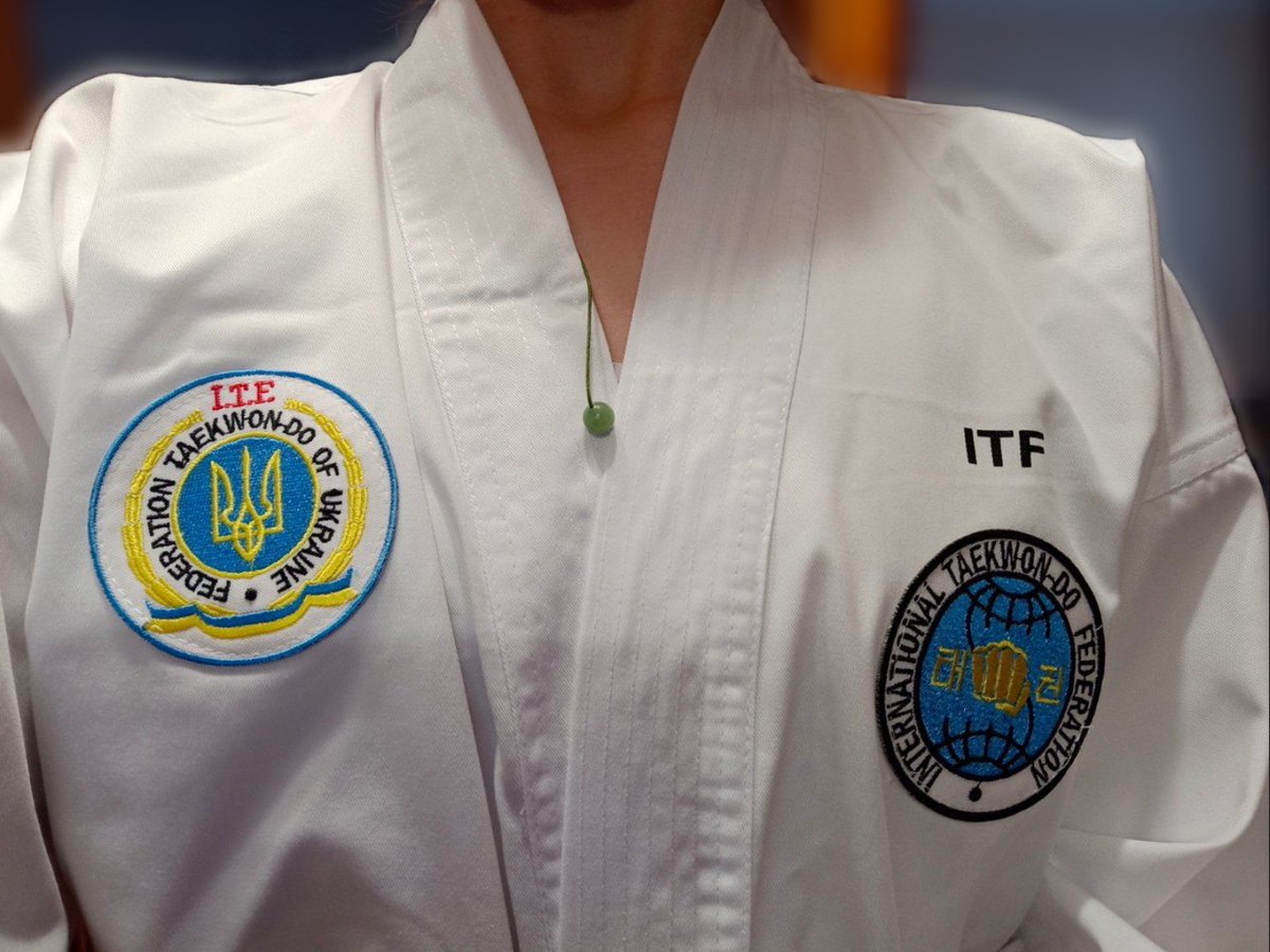 daimakkhan's tweet image. Мені так подобається, що в мене герб України і логотип федерації тхеквондо