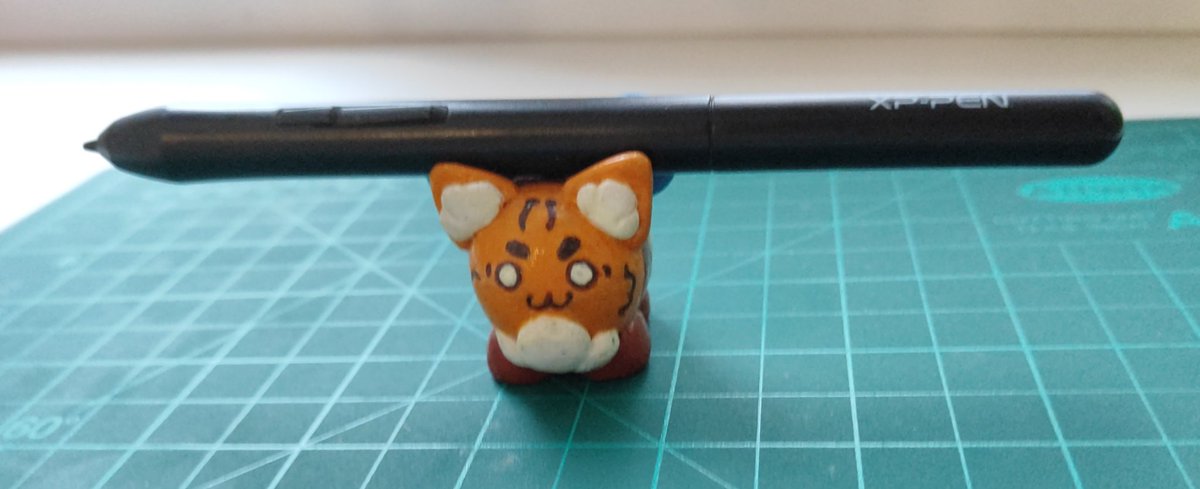 karikarikosh's tweet photo. Besides drawing, I also like to make clay figures. Here is one of them - The cat-bee, which serves as a stand for my stylus
#handmade #Clay #figure https://t.co/7h2vWzvL8b