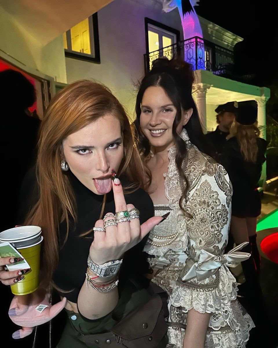 aliciaalavigne's tweet photo. lana del rey &amp; bella thorne https://t.co/PVKbFwwCcv