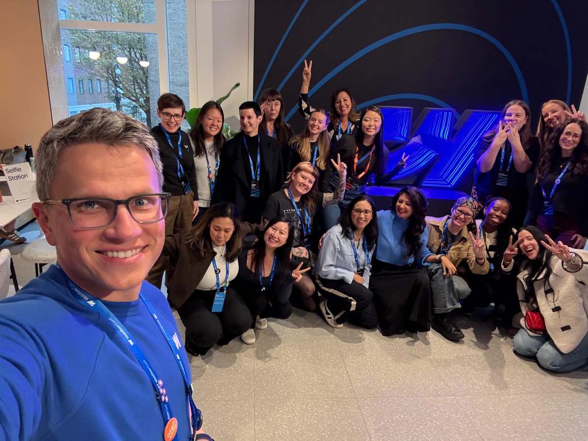 Claudia Cafeo | Community Designer (@ccafeo) on Twitter photo Here's <a href="/callmevlad/">Vlad Magdalin</a> taking a selfie with the best community in the world!
<a href="/teamfloxies/">Floxies Community</a> 🌸
▫️
#vladydaddy 💙 Here's <a href="/callmevlad/">Vlad Magdalin</a> taking a selfie with the best community in the world!
<a href="/teamfloxies/">Floxies Community</a> 🌸
▫️
#vladydaddy 💙