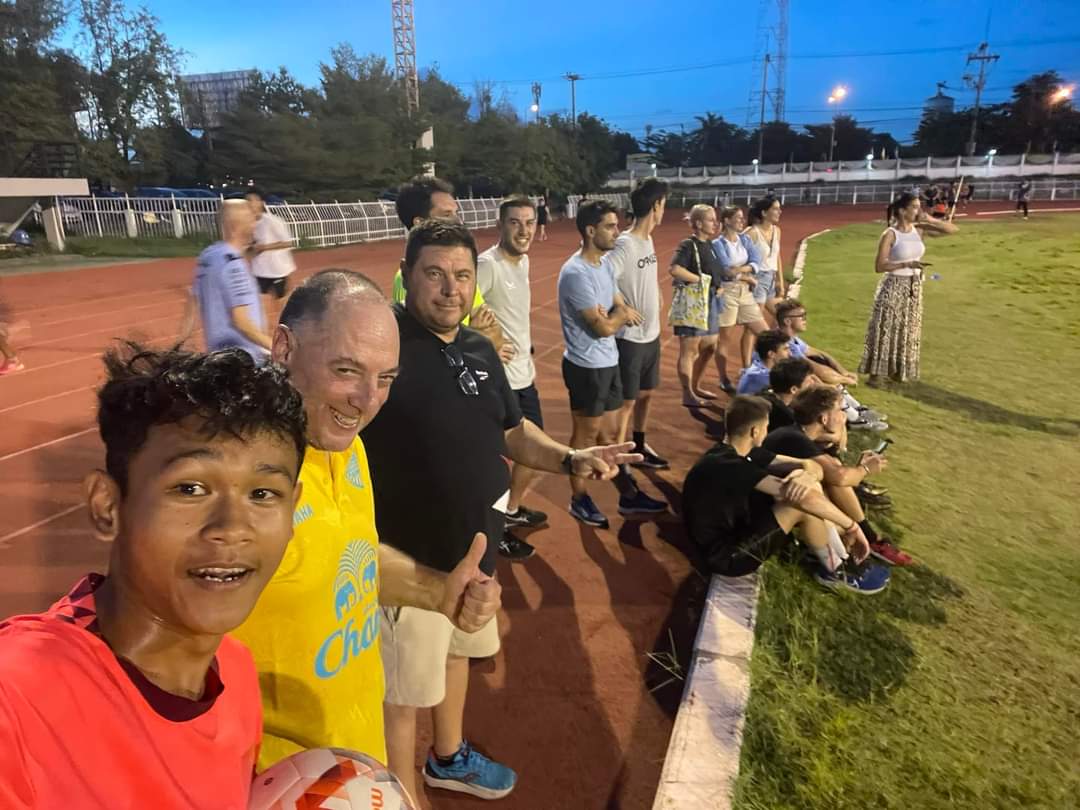 Selfie with some fans from Thailand 
<a href="/marcmarquez93/">Marc Márquez</a> 🫶