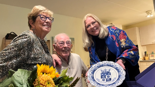 Groot feest voor Jo en Thea Martens-Burda -  denuenensekrant.nl/l/61144