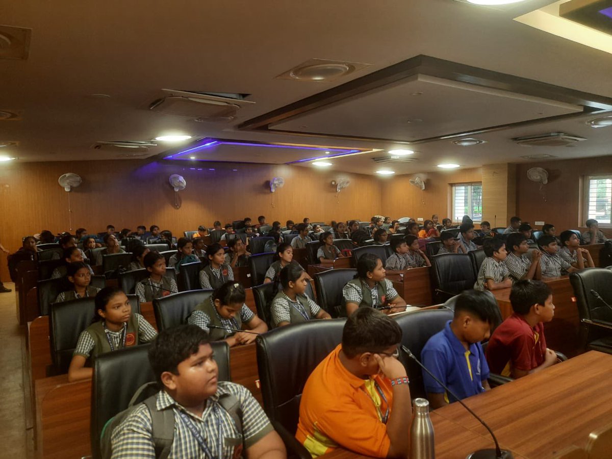 BBSR_DMS's tweet image. On October 22, 2024, DM School, in collaboration with IADVL, hosted “Chalo Paathshaala,” a program on skin &amp;amp; hair care. Experts shared tips on nutrition, hygiene, and addressing common concerns.

Proud to have alumni Dr. Abhishek &amp;amp; Dr. Liza as speakers! 🌟

#HealthAwareness