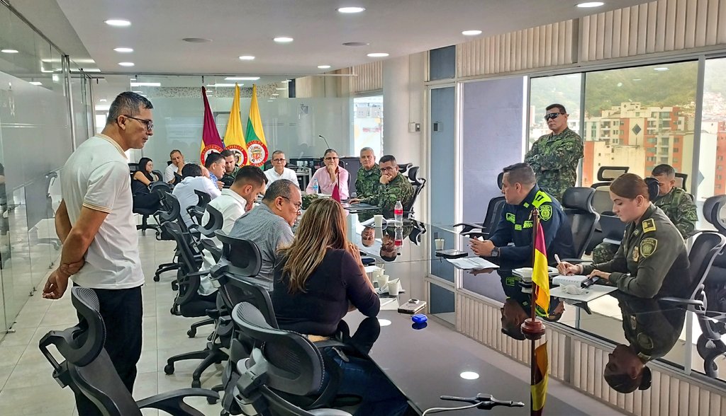 Ejercito_Div5's tweet photo. #Ahora El Comandante de la #QuintaDivision y de la #SextaBrigada, participa en la mesa de seguridad departamental en el marco de la Feria Internacional del Café, en el municipio de Planadas - #SurDelTolima, donde se ratifica el compromiso por al seguridad.

#PlanAyacucho https://t.co/cmgXwlUnjE