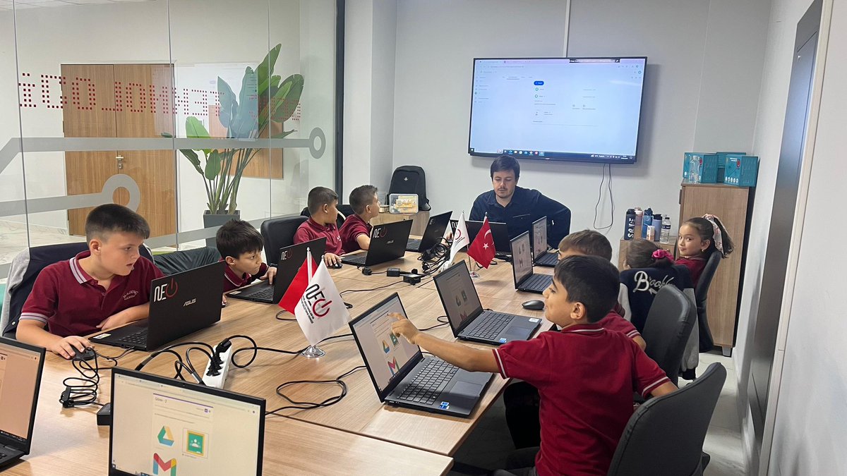 tech10balikesir's tweet photo. Balıkesir Büyükşehir Belediyesi Gönen Ek Hizmet Binası’nda, Mehmet Ahmet Genç İlkokulu 1. ve 3. sınıf öğrencilerinin katıldığı Şehir Teknolojileri programı tamamlandı.

Toplamda 50 öğrencinin, 5 gün boyunca aldığı eğitimler:

• Google Drive
• Google Classroom
• Canva
• CapCut
• Kahoot!

#teknoloji