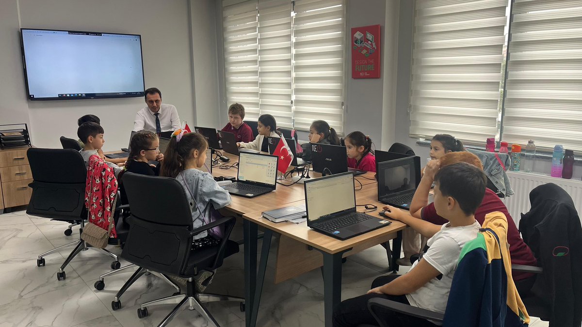 tech10balikesir's tweet photo. Balıkesir Büyükşehir Belediyesi Gönen Ek Hizmet Binası’nda, Mehmet Ahmet Genç İlkokulu 1. ve 3. sınıf öğrencilerinin katıldığı Şehir Teknolojileri programı tamamlandı.

Toplamda 50 öğrencinin, 5 gün boyunca aldığı eğitimler:

• Google Drive
• Google Classroom
• Canva
• CapCut
• Kahoot!

#teknoloji