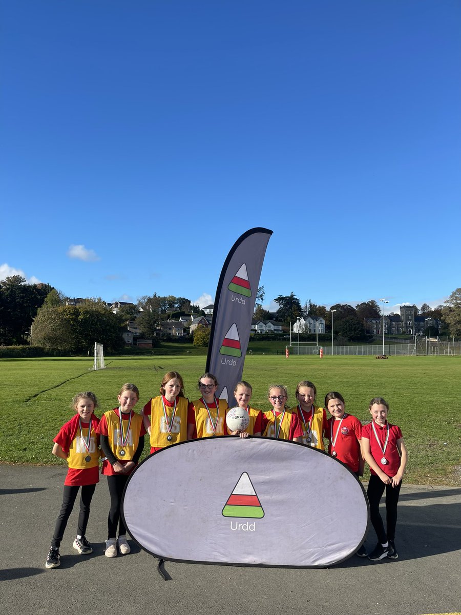 Urdd Meirionnydd (@urddmeirionnydd) on Twitter photo Canlyniadau pêl-rwyd Merched Meirionnydd 🏐🏆
🥇<a href="/Godrer_Berwyn/">Ysgol Godre’r Berwyn</a>
🥈<a href="/YsgMaenofferen/">Ysgol Maenofferen</a>
Da iawn chi!
<a href="/chwaraeonyrurdd/">Chwaraeon yr Urdd</a> Canlyniadau pêl-rwyd Merched Meirionnydd 🏐🏆
🥇<a href="/Godrer_Berwyn/">Ysgol Godre’r Berwyn</a>
🥈<a href="/YsgMaenofferen/">Ysgol Maenofferen</a>
Da iawn chi!
<a href="/chwaraeonyrurdd/">Chwaraeon yr Urdd</a>