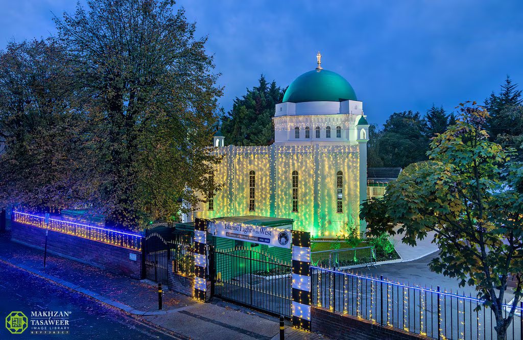 alislam's tweet photo. Press Release: 

Head of Ahmadiyya Muslim Community Delivers Historic Address at Centenary Event Marking 100 Years of London’s First Mosque

https://t.co/CiwE0UDPzr https://t.co/pboPOC29I3