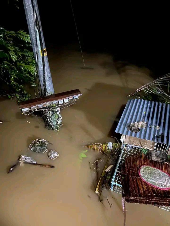 aimaaris's tweet photo. This is currently the situation here in Bicol, it's getting worse by the hour kasi hindi tumitila ang ulan. A lot of people are stranded, and in need of rescue. Please keep Bicol in your prayers, and send help if you are able to.

#KristinePH https://t.co/fvuSuT1xvs