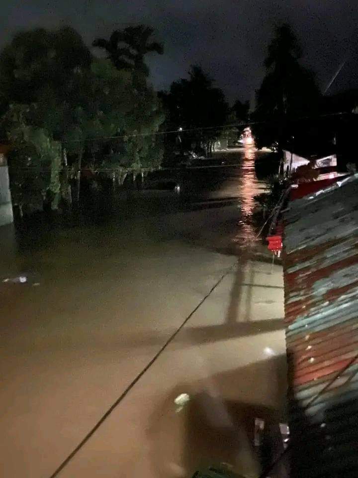 aimaaris's tweet photo. This is currently the situation here in Bicol, it's getting worse by the hour kasi hindi tumitila ang ulan. A lot of people are stranded, and in need of rescue. Please keep Bicol in your prayers, and send help if you are able to.

#KristinePH https://t.co/fvuSuT1xvs