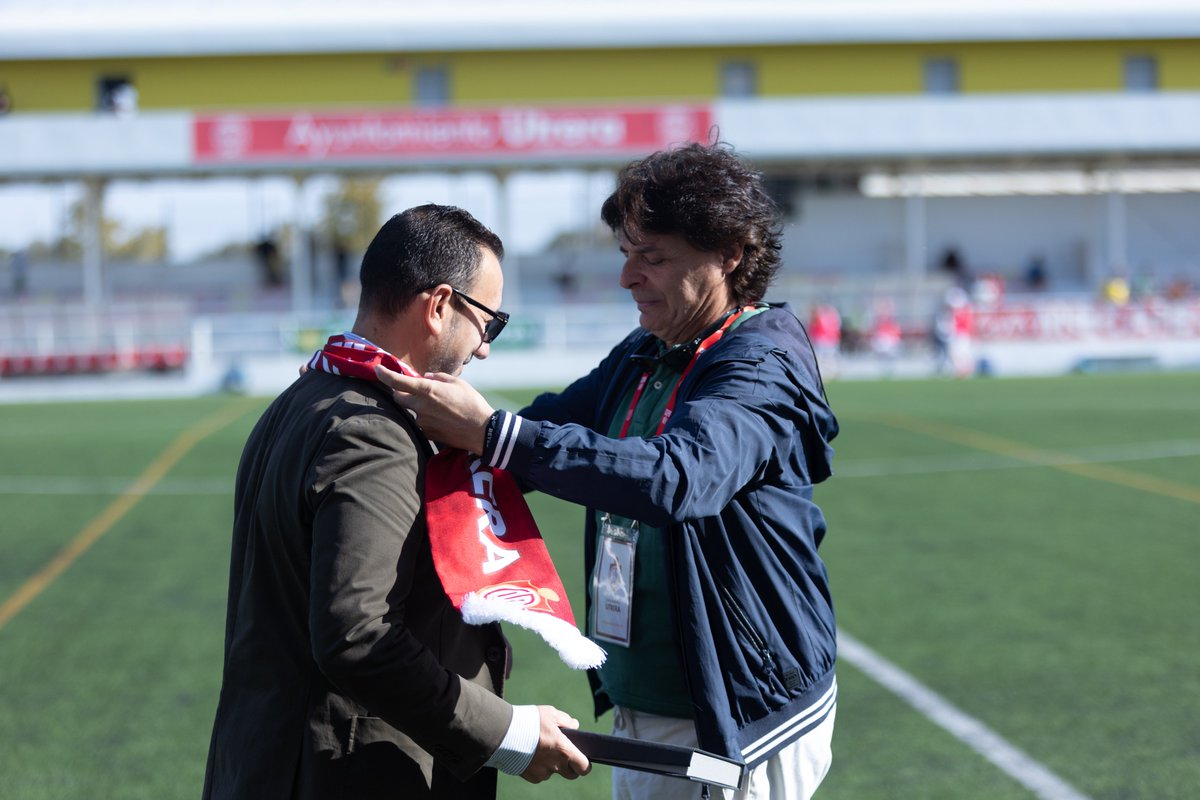 UTRERACD's tweet photo. 🤝 Antes del #UtreraConil se le hizo entrega de una placa a @PanaderiaObando en agradecimiento a su colaboración con nuestro club durante todos estos años.
¡Gracias por ser patrocinador del #CDUtrera! 👏🥖
#FielesATi https://t.co/BR2mhOXRtH