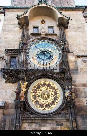 MonsterCas2's tweet photo. Hoy en #EstaVivo con @luisalaouija @leiramchdz y los 🦇 desde la cabina de @Reactor105 hablamos de la maldición que rodea al reloj astronómico de Praga construido en 1410 por el Mtro. Hanus (Jan Ruze).

#relojdepraga #objetosmalditos #maldiciones #leyendas #praga https://t.co/xYt5AZTcdu