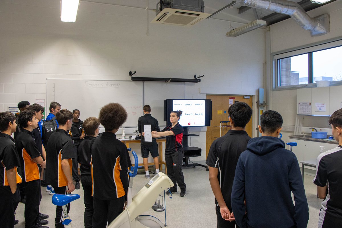More than 200 #students visited our #Bedford campus last week for the BASES Experience Day, in collaboration with @basesuk 🏈⚽️🏀 Students explored our facilities - from our Biomechanics Lab 🥼 to our Environmental Chamber 🥶