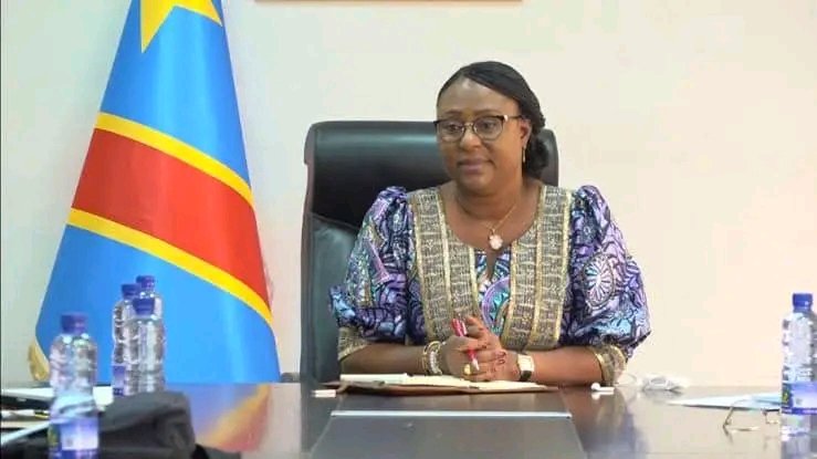 coeurdafriqueM's tweet image. Selon Les sources aeroportuaires,le passeport de l'ancien ministre de la formation professionnelle #Antoinette #Kipulu #Kabenga est confisqué.
10 millions de dollars américains détournés ; son passeport et celui de son énième mari Michel Kabeya Diaye, DG Agimex SARL confisqués