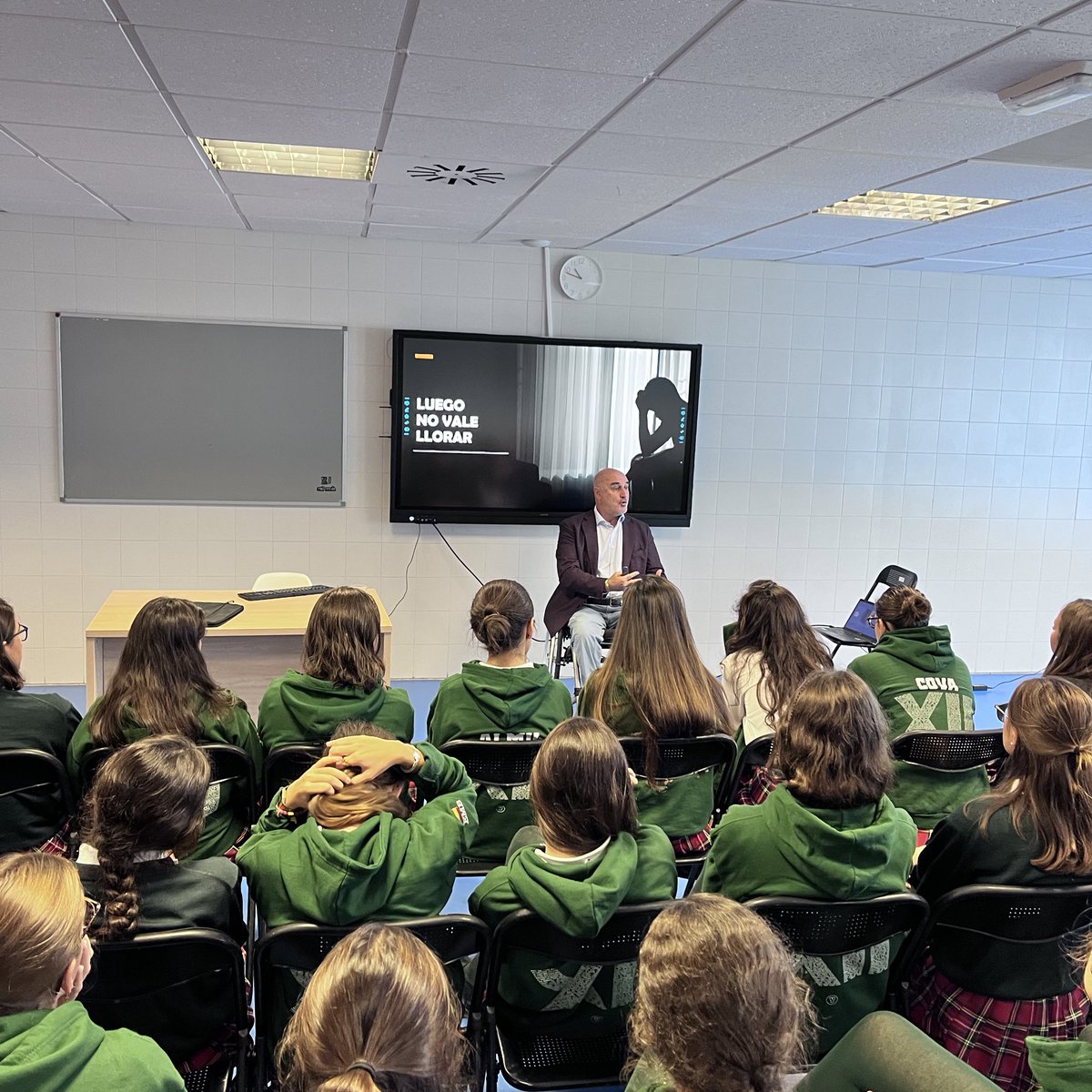 Sebas Lorente comparte su experiencia personal con las alumnas  de  2º de BAC. Habló sobre la importancia de ser responsables y tomar decisiones erróneas.
#fundacionabertis #tenemosquerepetir#lastablasvalverde