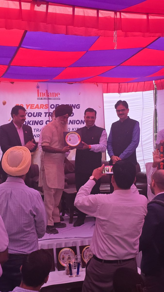 Chandigarh_AO's tweet photo. Making 59th #IndaneDay special ED&SH @ioclpunjab addresses low income group customers at Ludhiana. Felicitates NDNE and Bulk customers. Flags off Jagrukta Rath of M/s Bachhan Gas @IndianOilcl @ChairmanIOCL @EDLPGIOCL https://t.co/bIfFIg1dOz