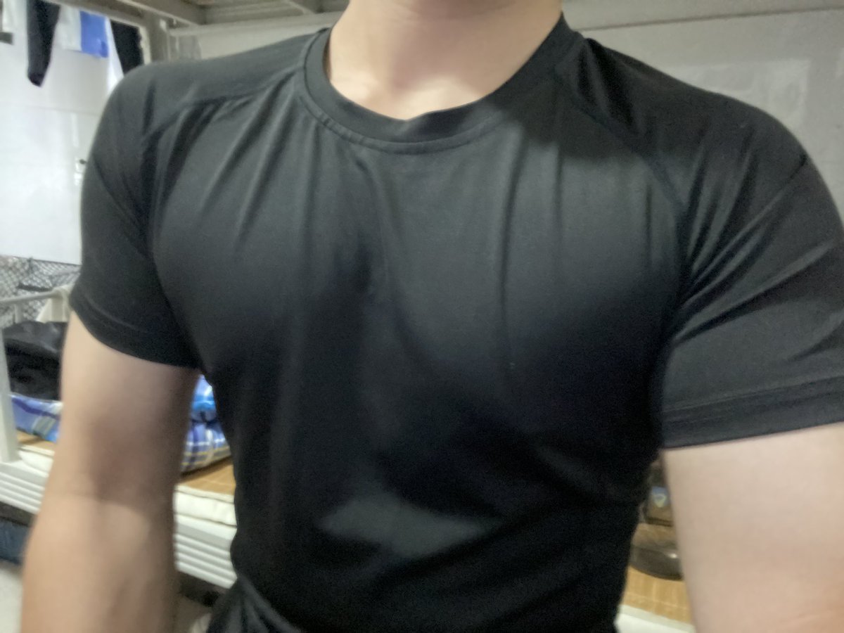 yee52842349's tweet photo. 健身的都给我去买这个衣服，巨显身材！ https://t.co/m2ZFfjpHTg