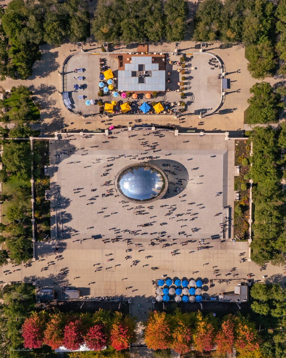 Cloud Gate (The Bean) has been on my radar for a while. Finally made some time to get a shot ive wanted for the longest. Getting some fall colors in there just makes it even sweeter.
#photography #dronephotography #drone #dji #DJIglobal #chicago #dronepilot #chicagophotographer