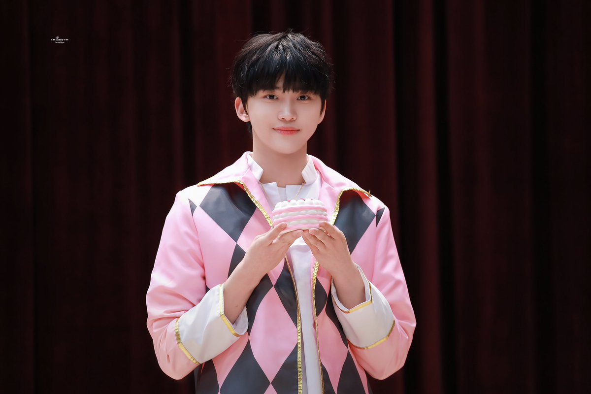 241020
생일 축하해
가장 소중한 도현아🐰🎂

#루네이트 #LUN8 #도현 #DoHyun
#도현이가_1023배_사랑받는날
#OurAutumnPrince_DohyunHBD