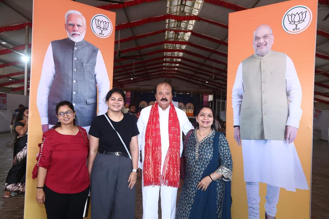 purneshmodi's tweet image. આજરોજ મારા જન્મદિવસ નિમિત્તે મારી ધર્મ પત્ની શ્રીમતી બીનાબેન મોદી, તેમજ મોદી પરિવાર દ્વારા સ્નેહભર શુભકામનાઓ પાઠવવા બદલ ખૂબ ખૂબ આભાર 

#purneshmodi24x7 #hbdpurneshmodi24x7